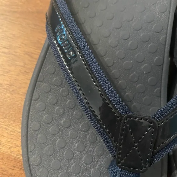 Vionic Navy Flip Flops Size 7 - Picture 2 of 6